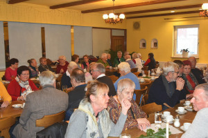 „Gäste im Gespräch beim vorweihnachtlichen Seniorennachmittag der SPD Zeitlarn“
