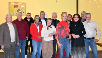 Stefanie Grünauer (5. von rechts) und Silvia Groß (3. von rechts) mit Gemeinderäten und Gemeinderats-Kandidaten der SPD Zeitlarn; Foto:privat